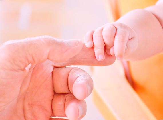 MinSalud se pronuncia sobre la licencia de maternidad en casos de parejas homoparentales