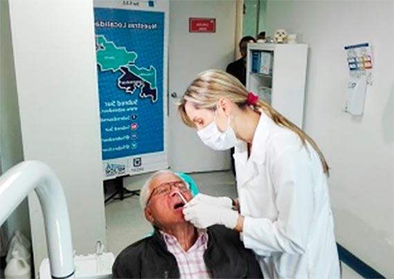 Procedimiento con membrana amniótica permite a pacientes de Bogotá volver a tener dentadura