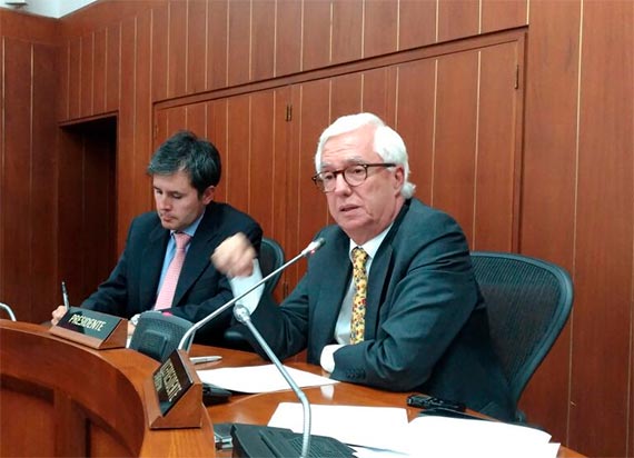 Robledo exige no cerrar la venta de Cafesalud