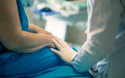 Médicos deben dedicar más tiempo a sus pacientes, para considerar los aspectos psicológicos de los problemas de salud.