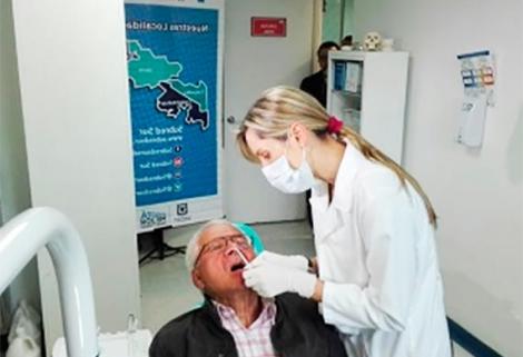Procedimiento con membrana amniótica permite a pacientes de Bogotá volver a tener dentadura