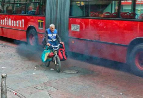Buses de Transmilenio son "chimeneas móviles", asegura Personería de Bogotá