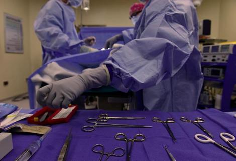 Judicializados seis cirujanos plásticos por falsedad en documento privado
