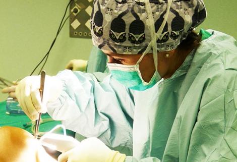 Estudio revela las especialidades médicas con mayores índices de burnout y depresión