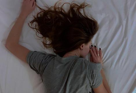 Las personas que duermen menos de ocho horas son más propensas a sufrir ansiedad y depresión