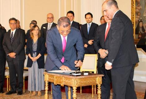 Julio Cesar Aldana se posesiona como nuevo director general del INVIMA