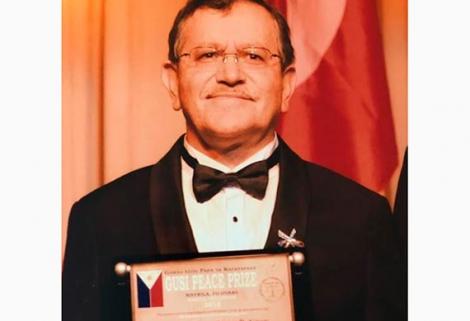 El anestesiólogo colombiano José Ricardo Navarro recibe un premio internacional de paz
