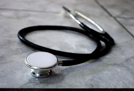 Ya son cuatro, en total, los médicos fallecidos por esta causa.