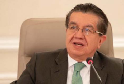 De otra parte indicó que las cifras que reporta cada día MinSalud "no necesariamente corresponde a ese día", pero admitió que se están produciendo "alrededor de 220 hasta 300 muertes" diarias.