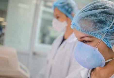 El documento indica en qué casos y qué tipos de pruebas se deben realizar a la población en general, así como a los trabajadores de la salud.